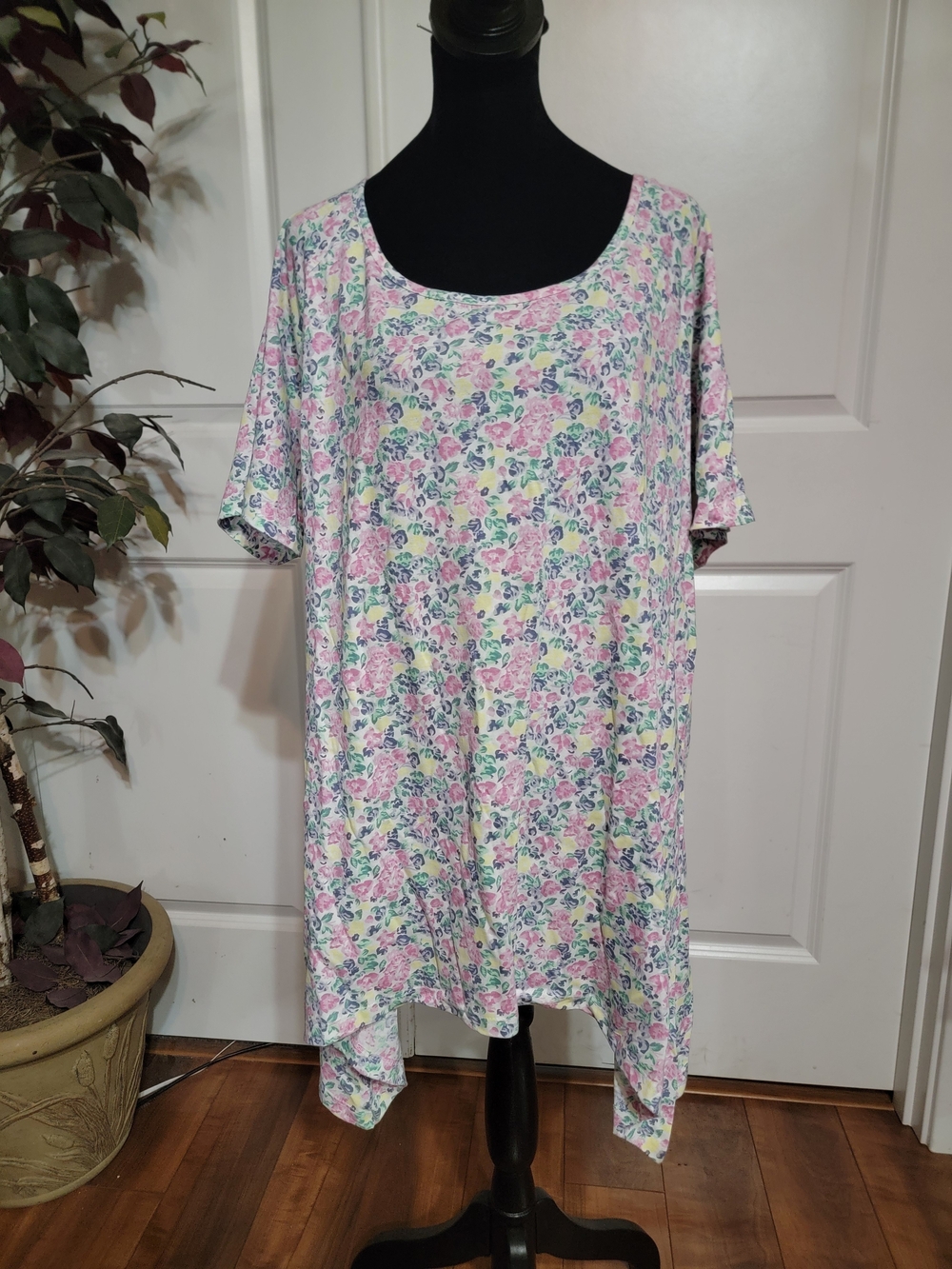 Classic Floral Scoop-Neck Tunic - Pink, Green